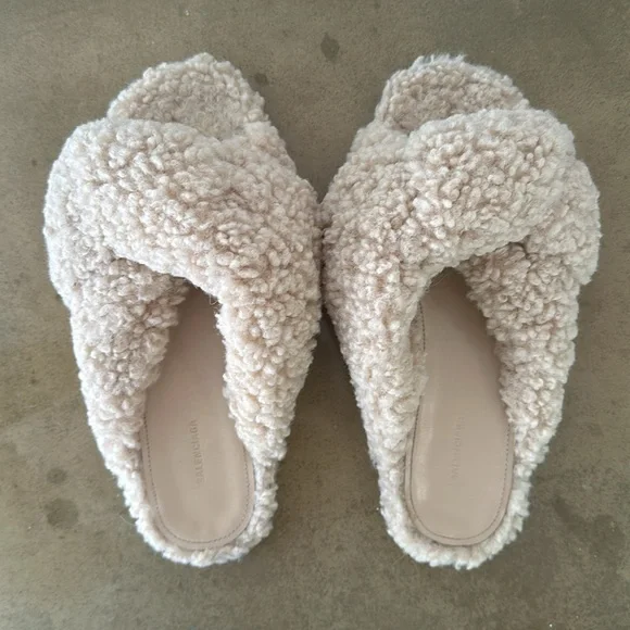 Never worn Balenciaga Drapy Sandal in Faux Fur - Picture 3 of 6